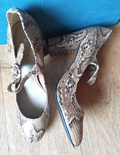 Snake print mary - print, block